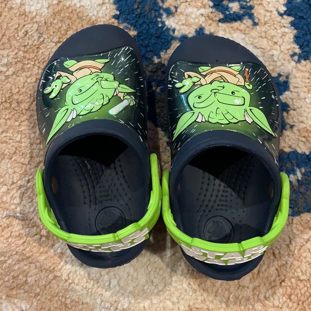 Boys yoda crocs 8/9